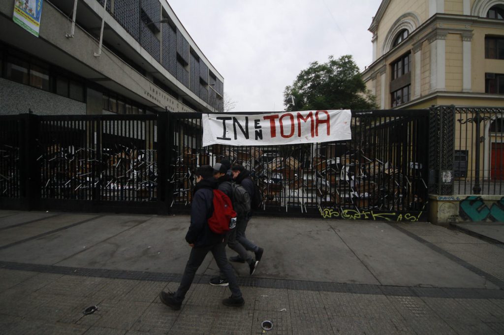 Instituto Nacional inició toma contra la reforma educacional y las políticas represiva del municipio de Santiago