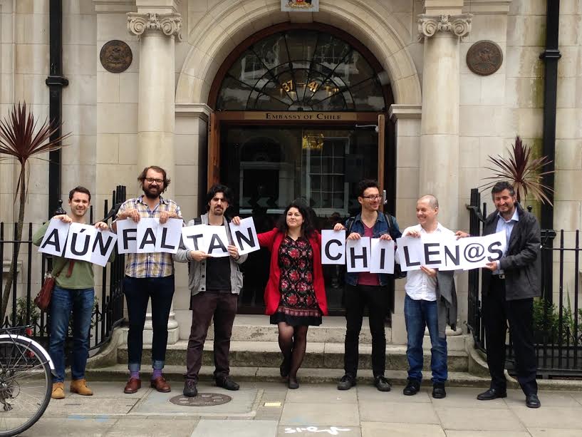 Frente Amplio protesta en la embajada chilena en Londres por falencias del voto exterior para las primarias