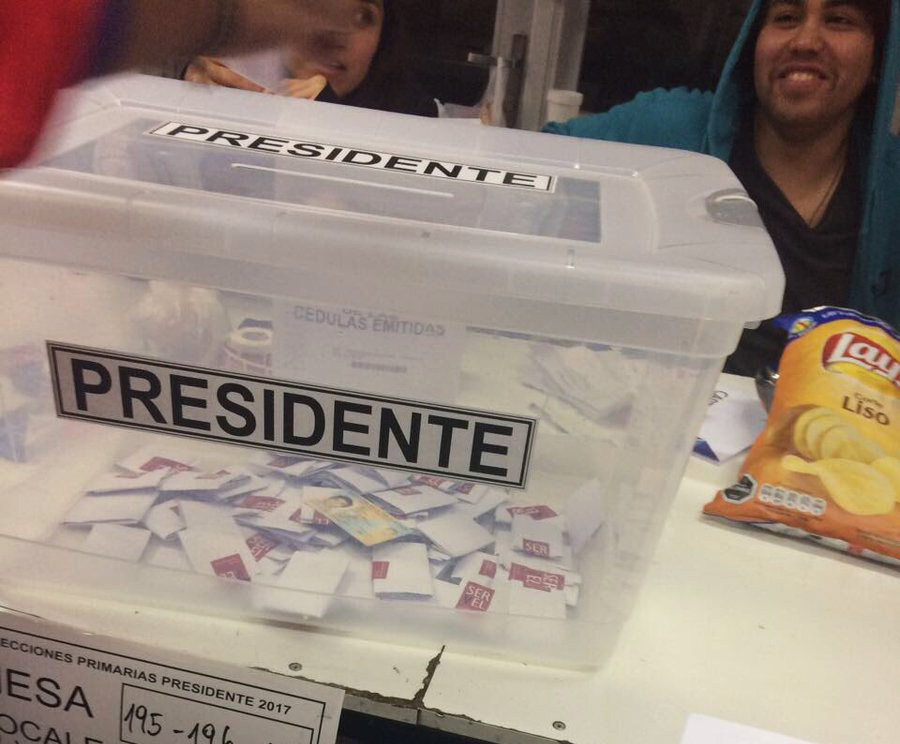 Insólito: Vocal de mesa echó en la urna el carnet de identidad de un votante