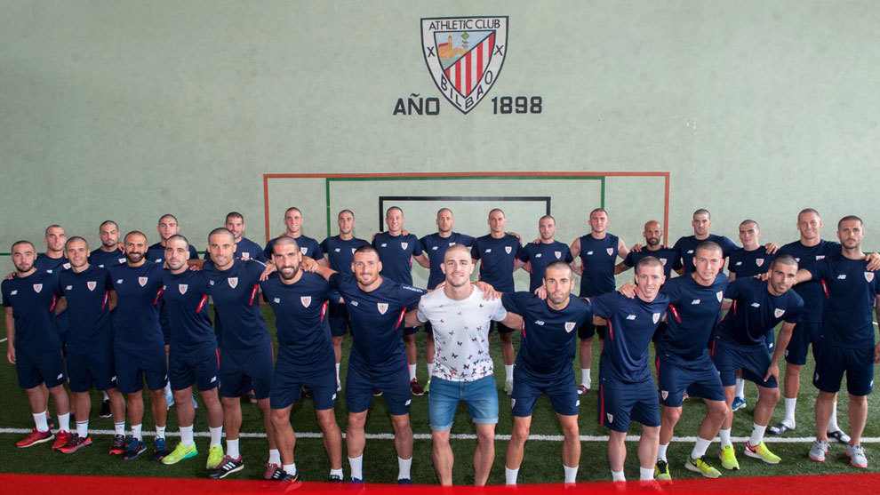 Emocionante: Plantel del Athletic de Bilbao se rapa en solidaridad con jugador que tiene cáncer