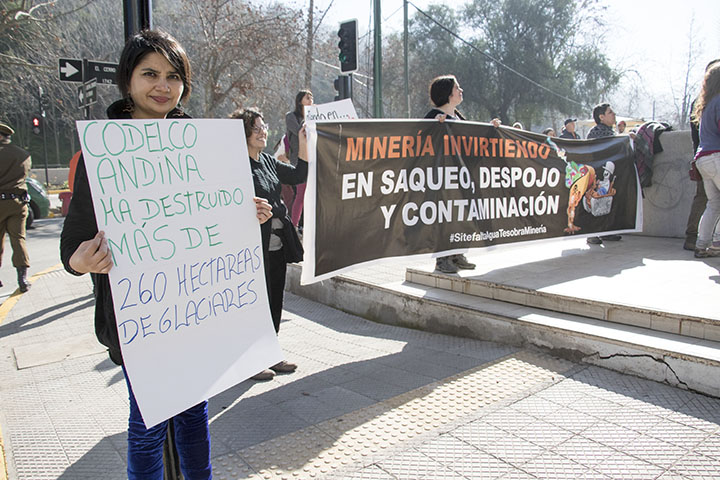 Organizaciones ambientales se manifestaron contra cumbre que promueve a Chile como destino de inversión minera