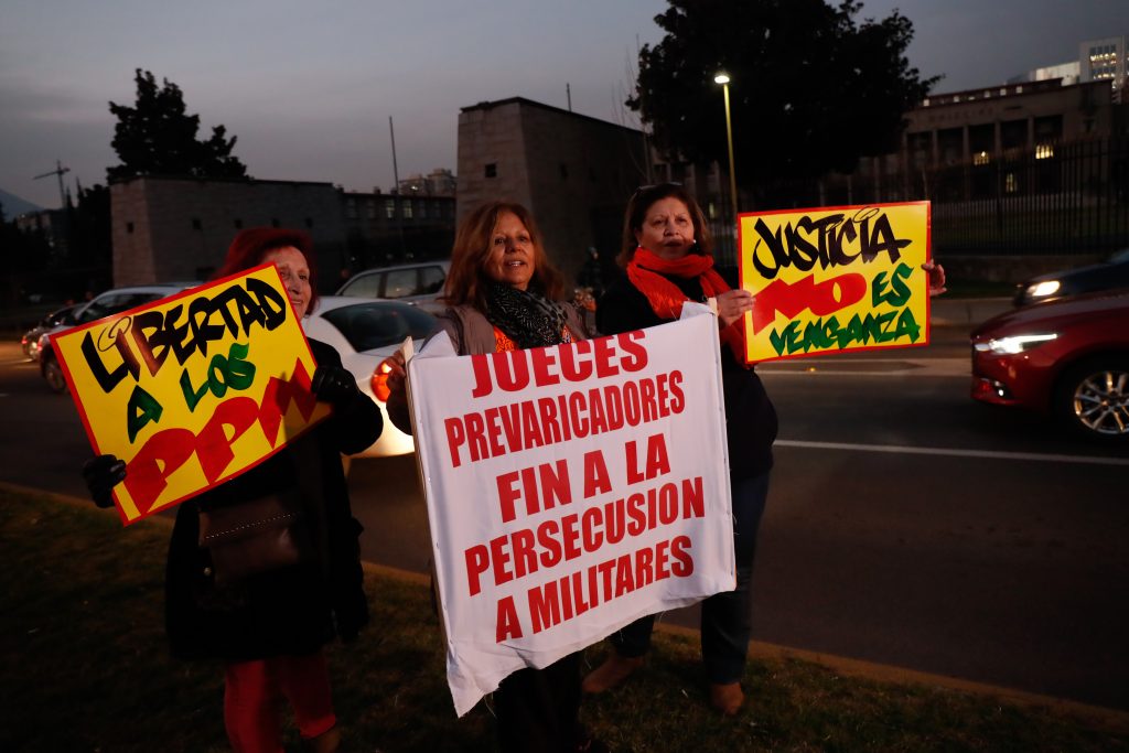 Familiares de presos de Punta Peuco protestan en contra del anuncio de cierre del penal