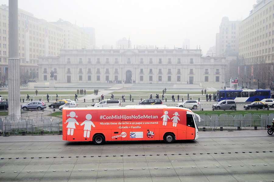 El cuestionado «Bus de la Libertad» ya recorre las calles de Santiago: «Más familia, menos Estado»