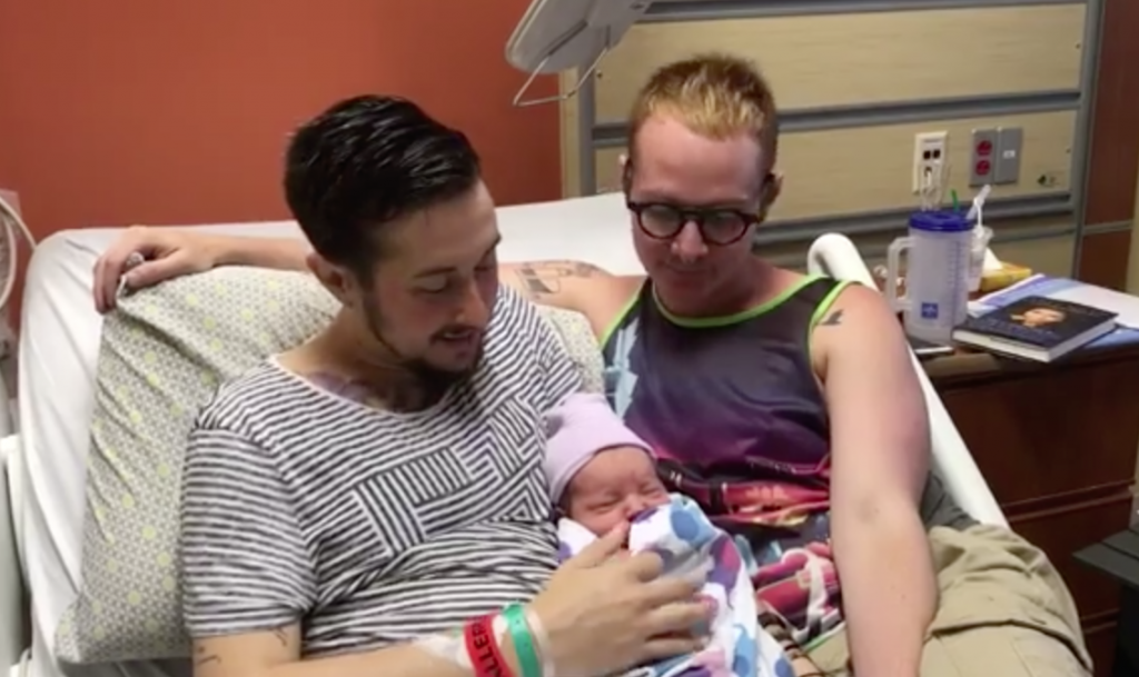 Hombre transgénero dio a luz a su primer hijo biológico en Estados Unidos