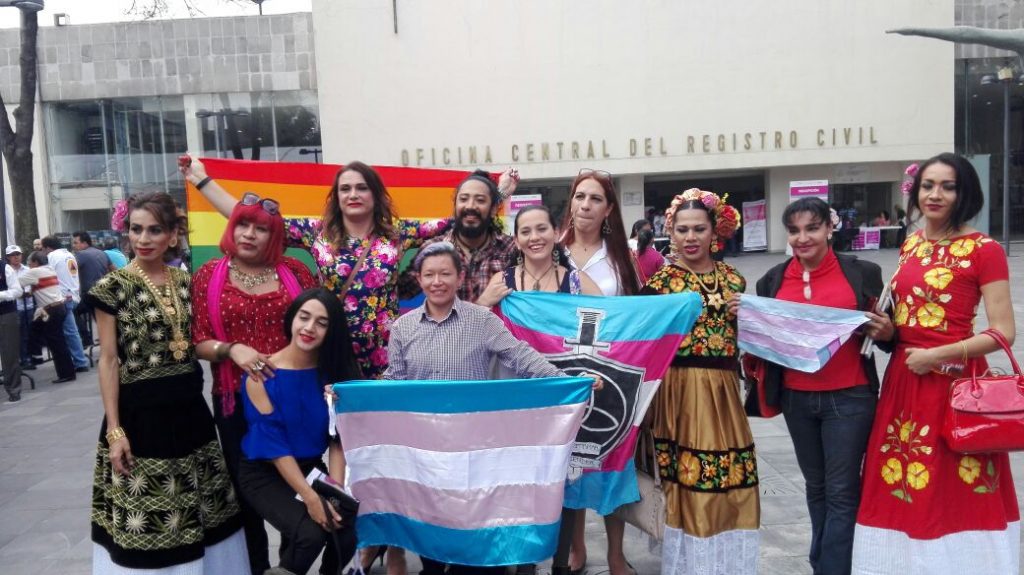 Más de 200 personas transexuales reciben actas que reconocen su identidad de género en México