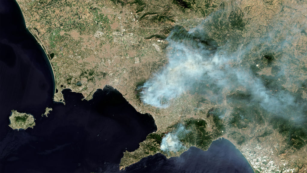 FOTO| La impresionante imagen satelital del feroz incendio que azota al Monte Vesubio en Italia