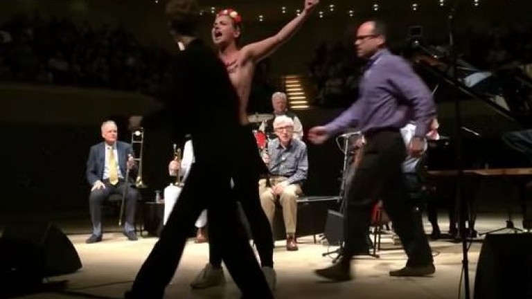 VIDEO| Feministas interrumpieron concierto de Woody Allen para protestar por abusos sexuales