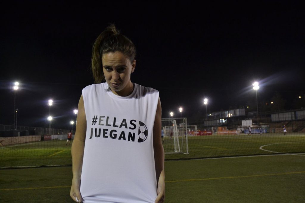 Seleccionada nacional denuncia a la UC por usar modelos y no a futbolistas para presentar la camiseta femenina