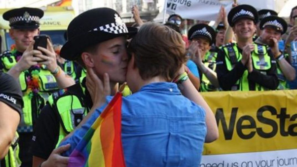 Novia de una policía le pide matrimonio durante marcha del Orgullo en Londres
