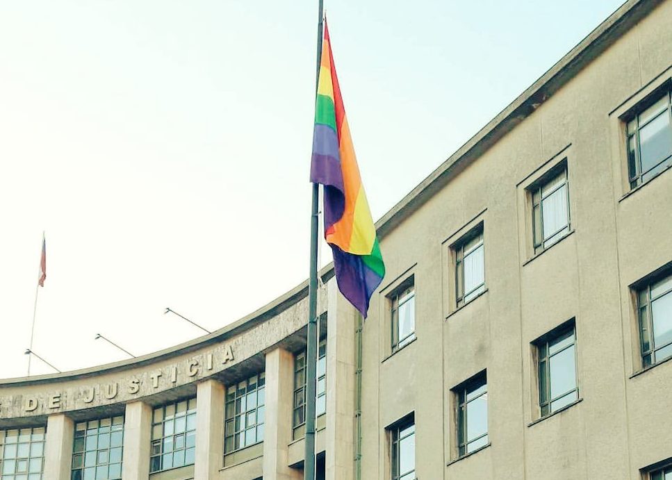 FOTO| Tribunales de Justicia en Concepción sorprenden al izar bandera de la diversidad sexual