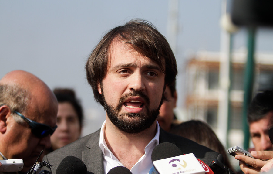 Jorge Sharp se reunió con vecinos de Valparaíso para apoyar su movilización contra los abusos del Mirador Barón