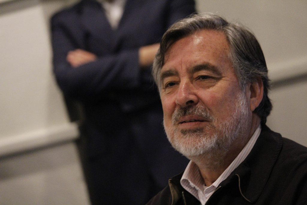 Buenos amigos: Sectores del PS ofrecen financiamiento a Guillier a cambio de tener la dirección de la campaña