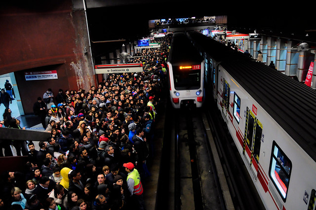 Nueva alza en el transporte público metropolitano: Metro sube $830 y Red a $710
