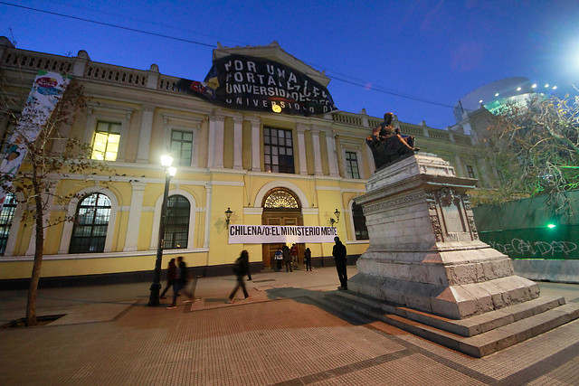 FOTOS| «El ministerio miente»: Estudiantes realizan toma de la Casa Central de la Universidad de Chile