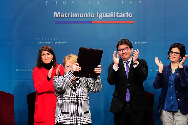 Bachelet firma proyecto de matrimonio igualitario citando a Lemebel: «Estamos derribando discriminaciones odiosas»