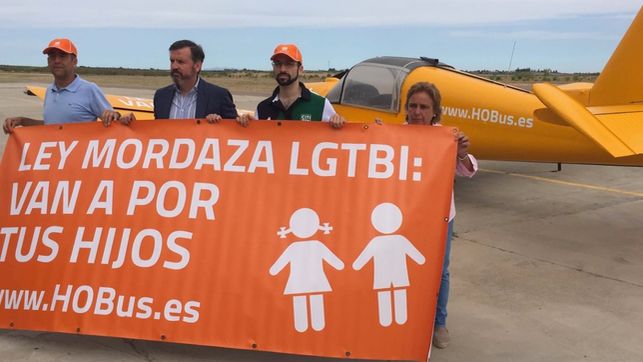 Creadores del «Bus de la Libertad» estrenan avioneta con mensaje aún más transfóbico: «Van a por tus hijos»
