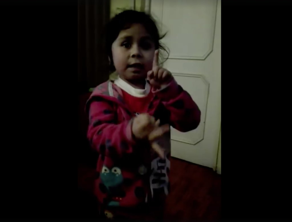 VIDEO| «¡Ya me escuchó! O la comida se la meto por la jeringa»: El gran reto de una niña a su papá porque no quiere comer