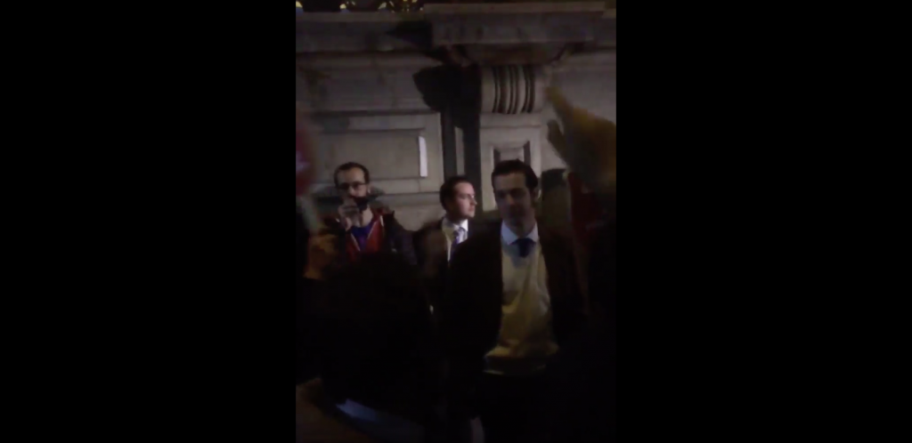 VIDEO| Manifestantes «funan» a Henry Boys afuera del Tribunal Constitucional
