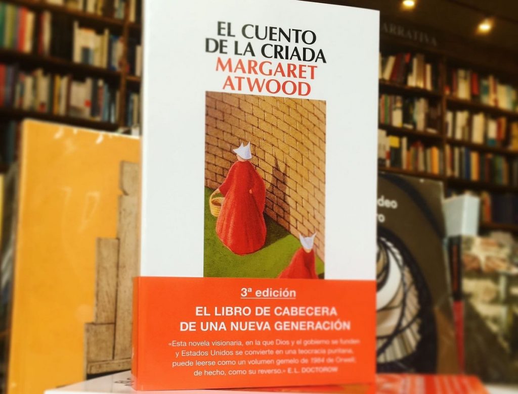 «El cuento de la criada» de Margaret Atwood fue finalmente editado en Chile y ya está en librerías
