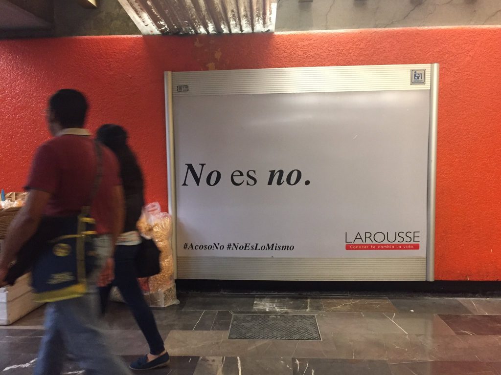 Larousse lanza campaña contra el acoso sexual: «Bombón es un dulce esponjado de azúcar, no una mujer»