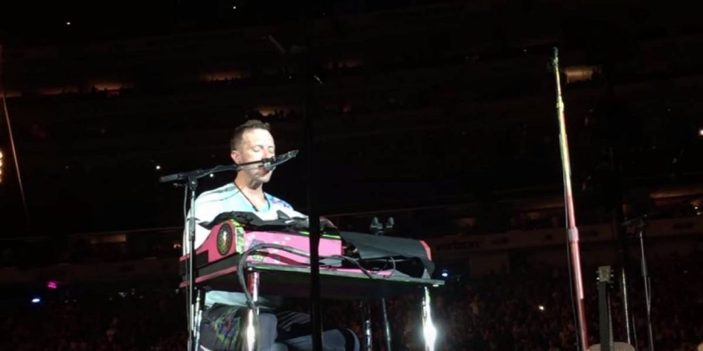 Coldplay interpreta «Crawling» en piano como homenaje a Chester Bennington de Linkin Park