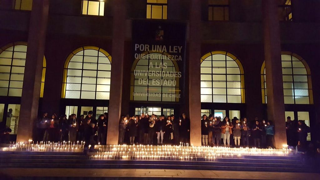 U. de Chile realizó velatón nocturna para protestar por el Proyecto de Ley de Universidades Estatales