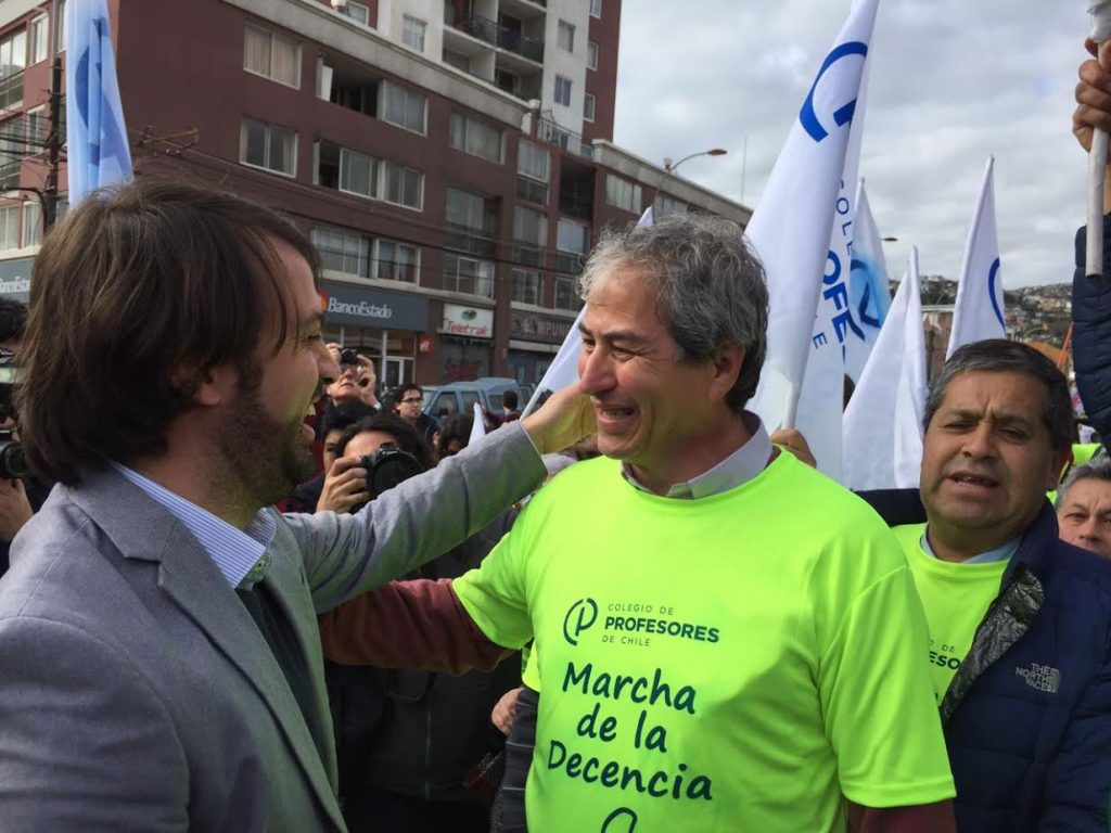 Tras épica marcha de 3 días contra la Ley de Educación Pública, profesores llegan a Valparaíso y son recibidos por Jorge Sharp