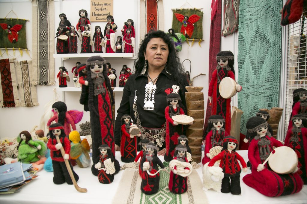 Artesanía, joyería y gastronomía: Las mujeres indígenas que emprenden con su cultura y tradiciones