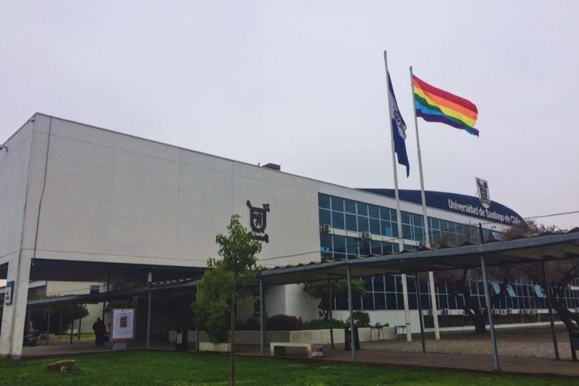Triunfo LGBTI: Estudiantes y autoridades izaron bandera de la diversidad sexual en la Usach