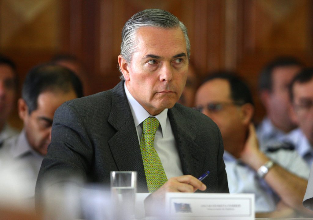 Ex comandante en jefe Óscar Izurieta golpeó la mesa: «Es un mito que el Ejército tenga información y no quiera entregarla»