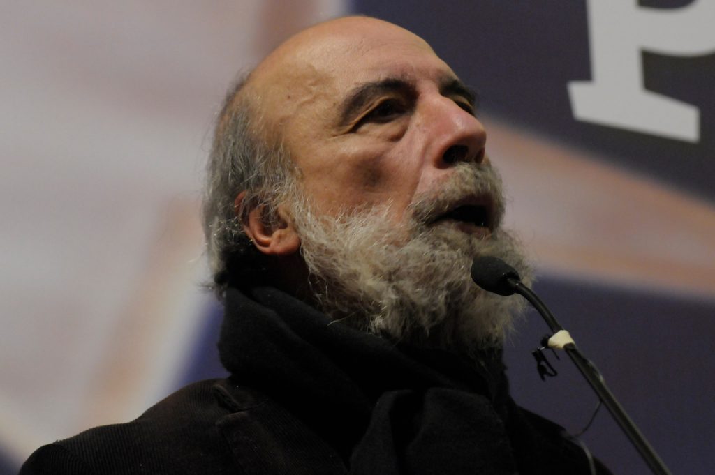 Poeta Raúl Zurita descuartizó a Chile: «Es un país arribista, egoísta, insolidario, sumiso culturalmente»