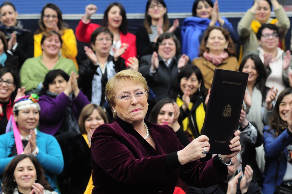 Bachelet promulga ley de despenalización del aborto: «Estamos saldando una deuda enorme con las mujeres de Chile»