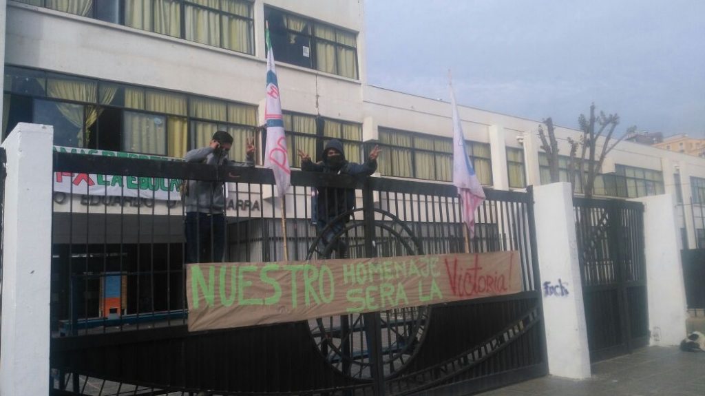 Estudiantes se toman el liceo Eduardo de la Barra de Valparaíso para recordar 44 años desde el golpe militar