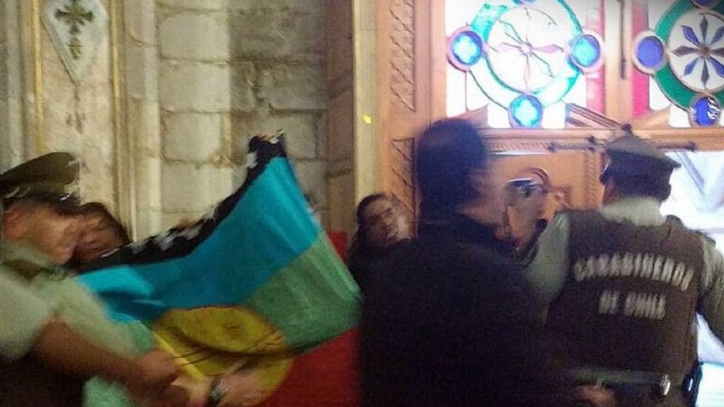 FOTOS| Interrumpen misa en la catedral de Santiago por mapuche detenidos en Operación Huracán