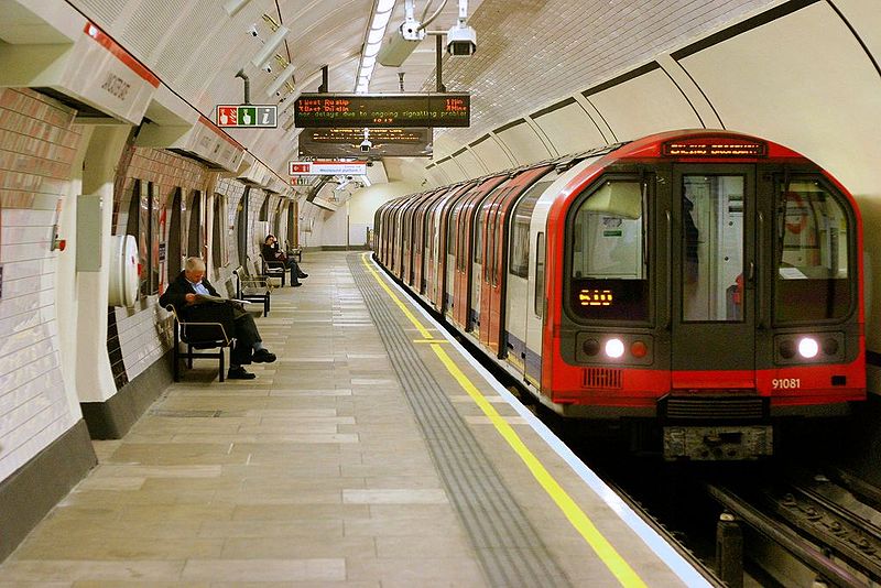 Policía califica como «acto terrorista» explosión que dejó a 18 personas heridas en metro de Londres