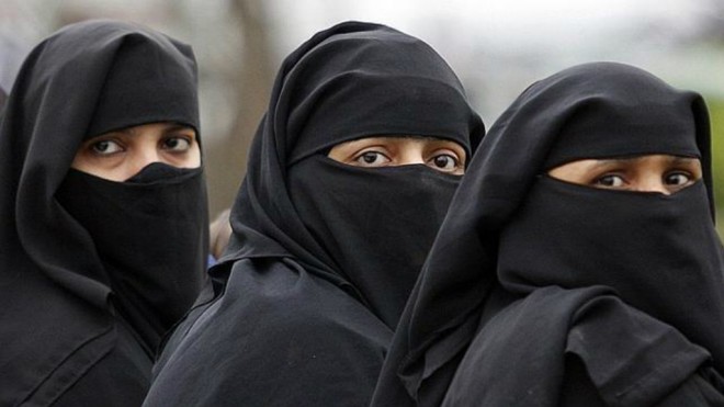Joven es arrestado en Arabia Saudita tras amenazar con quemar autos de mujeres por ley que les permite conducir