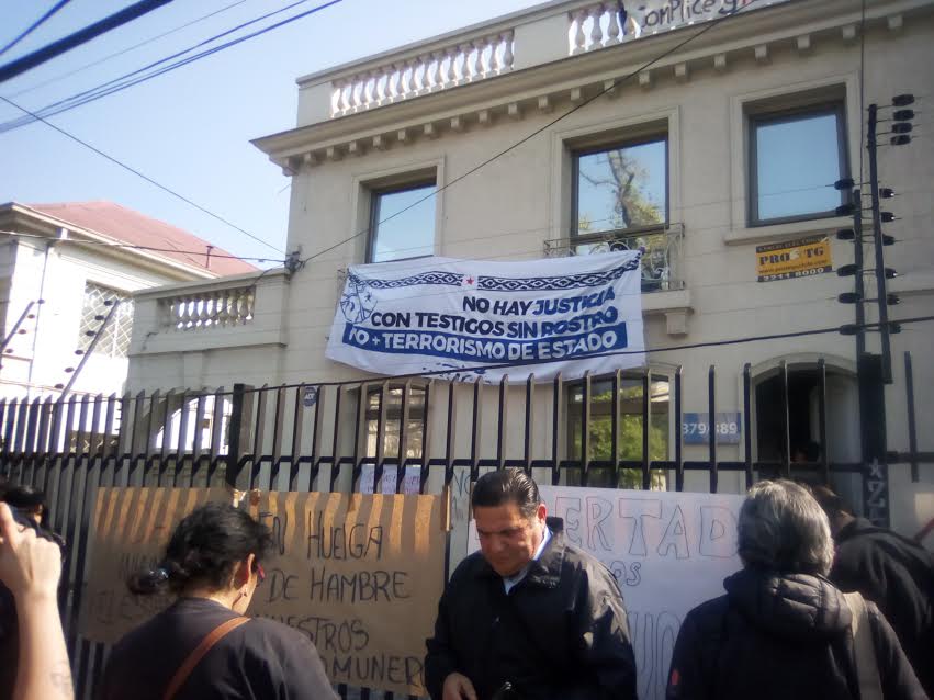 Grupos de apoyo a presos mapuche se toman la Catedral de Cañete y la Conadi en Santiago