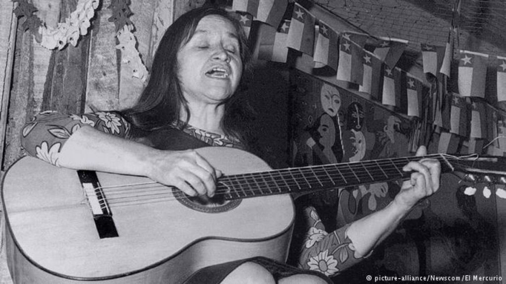 «Habría que embanderar desde Arica a Magallanes»: Cuna de Violeta Parra la homenajea en su estilo