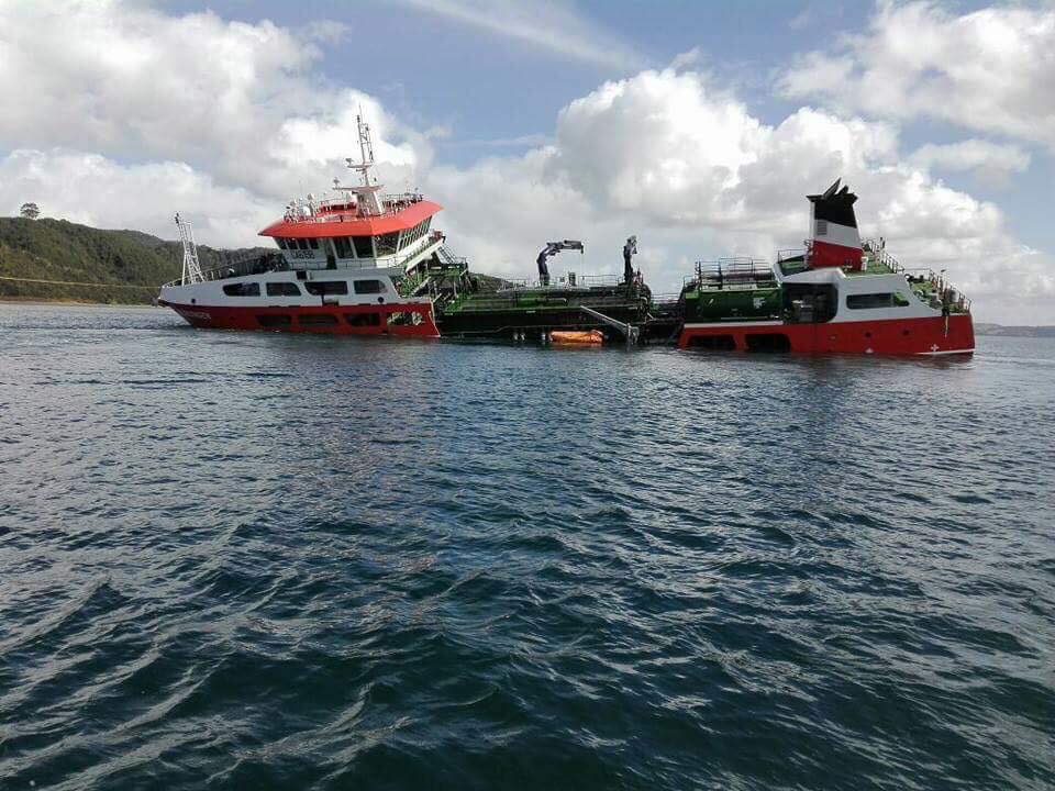 Hundimiento de buque salmonero con más de 70 mil litros de petróleo causa alerta en Chiloé