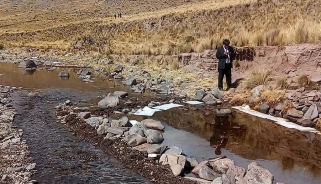 Alarma en Perú por muerte de peces de río tras derrame de petróleo en la zona