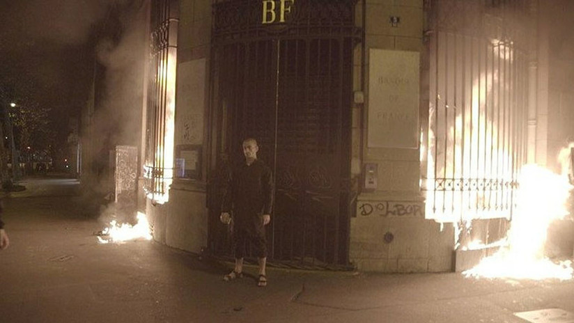 Artista ruso fue detenido tras prender fuego a la fachada de un banco en París