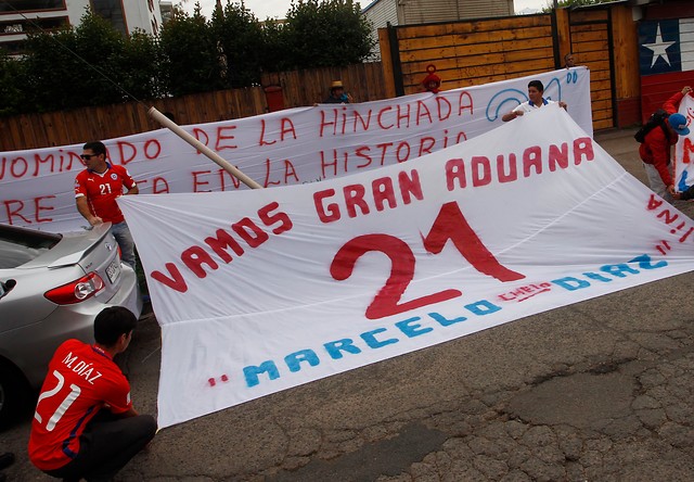 FOTOS| Hinchas se plantan afuera de Juan Pinto Durán para protestar contra Pizzi y apoyar a Marcelo Díaz