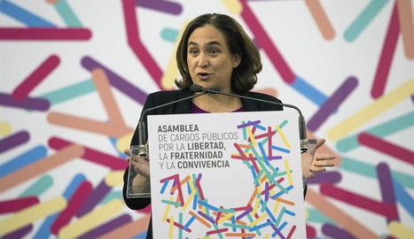 España: Ada colau, alcaldesa de Barcelona, llama a “feminizar la política”