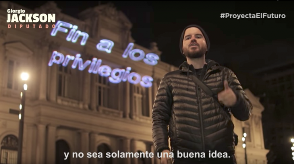 La futurista intervención con luces por las calles de Santiago de Giorgio Jackson