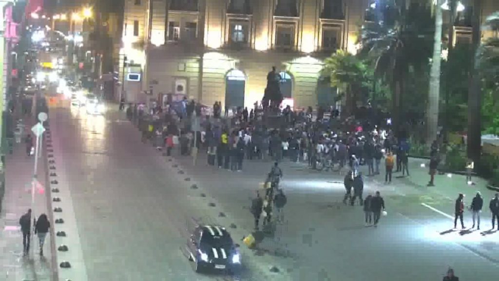 Peruanos y colombianos se unen para celebrar juntos en la Plaza de Armas de Santiago de Chile