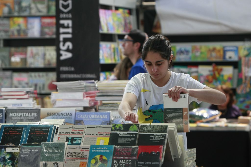 Cada vez son menos: Más de 80 editores se restan de la próxima Feria del Libro de Santiago