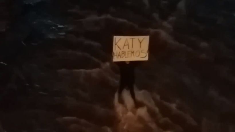La respuesta de Katy al cartel en el Mapocho: «Basta de acosar e intentar manipular, hay que aceptar una negativa»