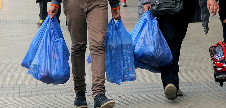 A partir de agosto almacenes de barrio y ferias libres deberán dejar de entregar bolsas plásticas