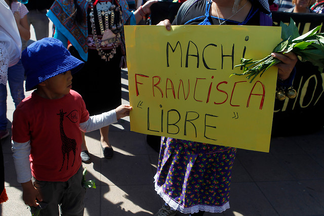 REDES| «Los periodistas no tienen idea de las leyes»: Críticas a quienes asumen que la machi Linconao se «fugó» a Bolivia
