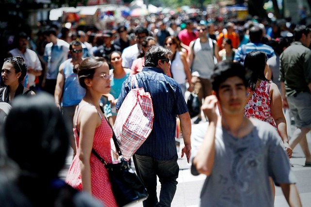 Chilenos se endeudan más que antes: Préstamos de consumo crecen 8% por mayor uso de tarjetas de crédito